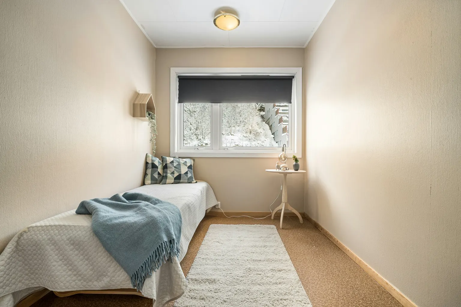 Two pillows and cases, Fitted sheet and protector (Photo: Lisa Anna on Unsplash)