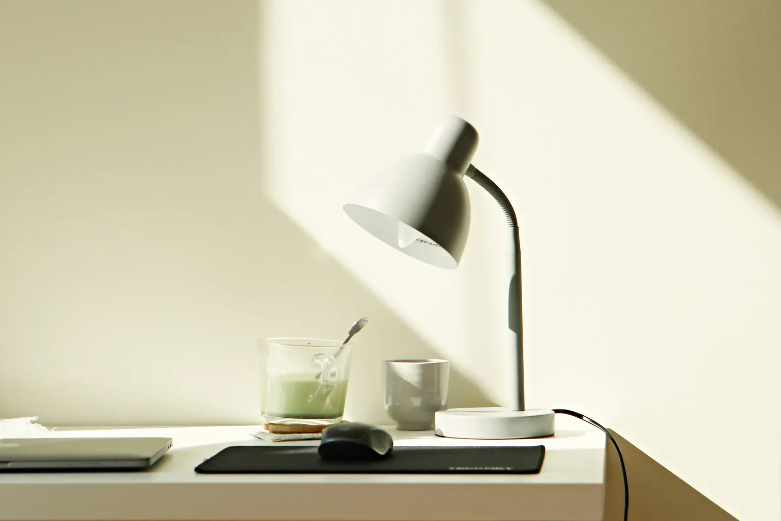 Desk lamp, Two mugs (Photo: Dagny Reese on Unsplash)