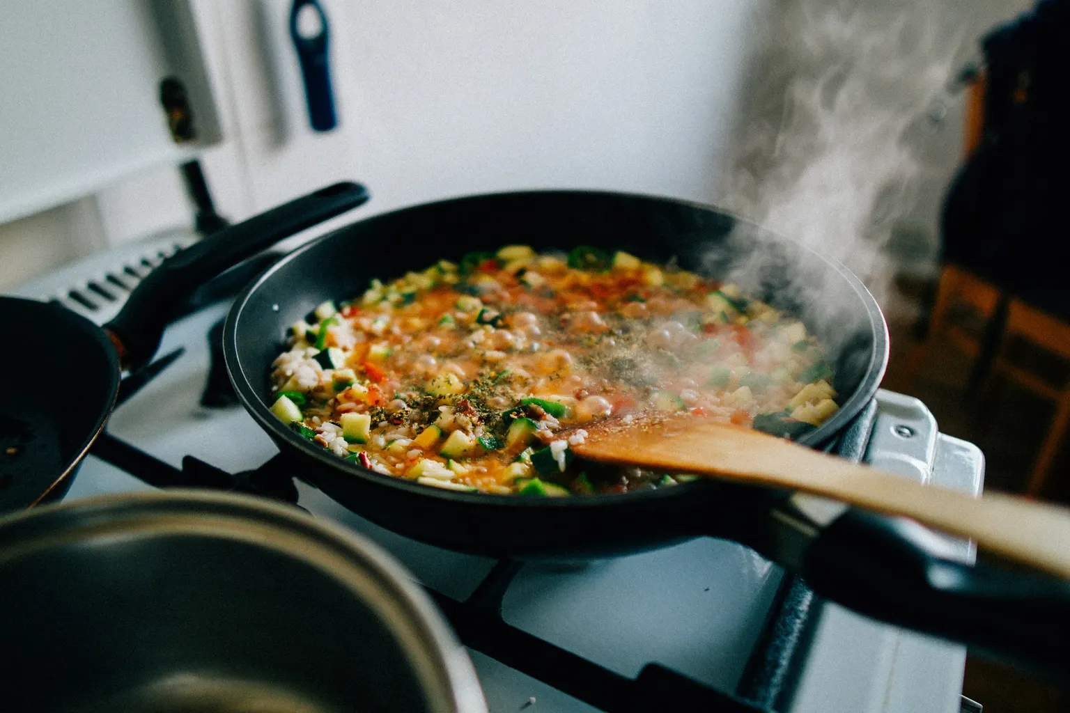Frying pan and saucepan, Chopping board and knife (Photo: Christian Lue on Unsplash)