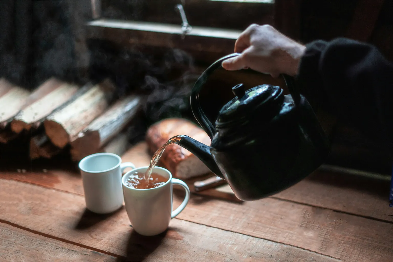 Kettle, Two mugs, Local tea (Photo: Hc Digital on Unsplash)